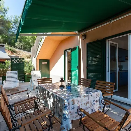 Apartments Ksenija Stomorska Exterior photo